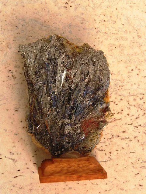 Fotografie minerálu Antimonit z lokality Zlatá Baňa, Slovakia