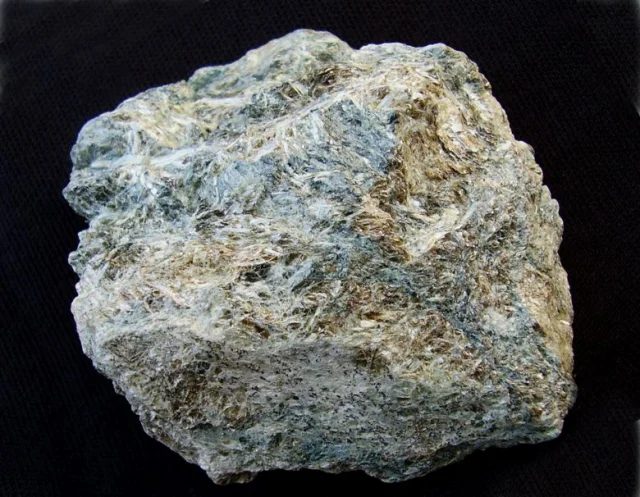 Fotografie minerálů Flogopit, Tremolit z lokality Věžná, Czech Republic