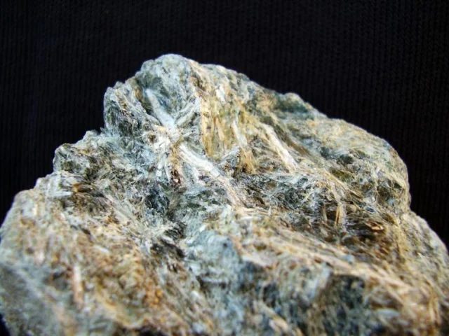 Fotografie minerálů Flogopit, Tremolit z lokality Věžná, Czech Republic