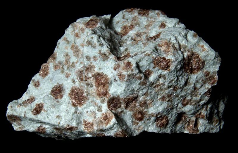 Fotografie minerálů Grossulár (var. hessonit), Wollastonit z lokality Bludov, Czech Republic
