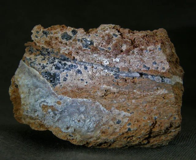 Fotografie minerálu Chromit z lokality Ahníkov, Czech Republic
