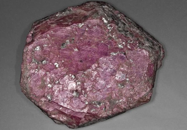 Fotografie minerálu Korund (var. rubín) z lokality Norcross, Madagascar