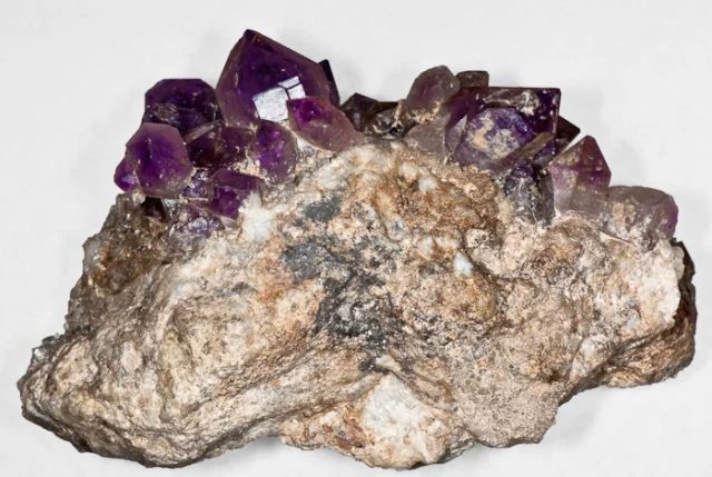 Fotografie minerálu Křemen (var. ametyst) z lokality Brandberg, Namibia