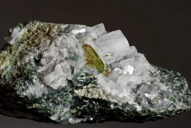 Fotografie minerálu Titanit z lokality Habachtal, Austria