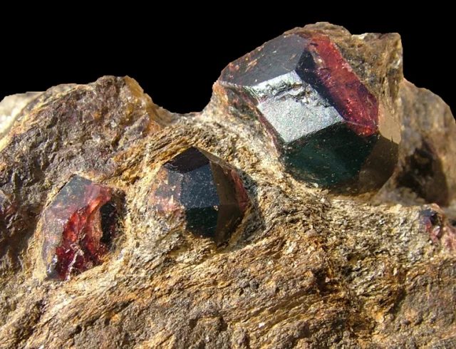 Fotografie minerálu Almandin z lokality Zlatý Chlum u Jeseníku, Czech Republic
