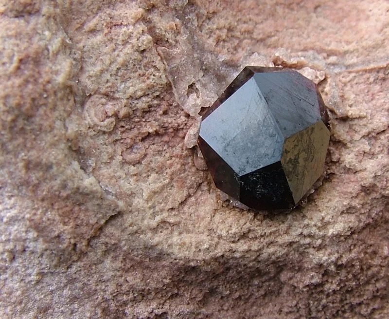 Fotografie minerálu Almandin z lokality Garnet Hill, United States of America