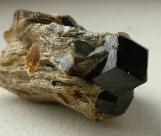 Fotografie minerálů Almandin, Staurolit z lokality Annaquelle, Petrov nad Desnou, Czech Republic
