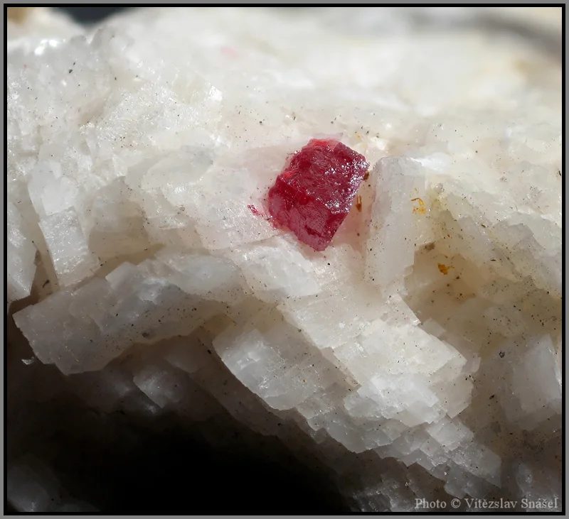 Fotografie minerálu Cinnabarit z lokality Tongren, China