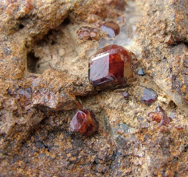 Fotografie minerálu Grossulár (var. hessonit) z lokality Boží hora, Žulová, Czech Republic