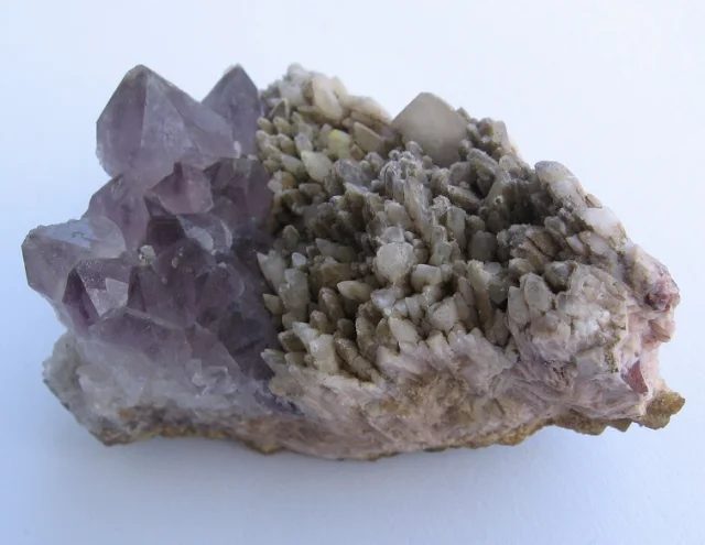 Fotografie minerálů Kalcit, Křemen (var. ametyst) z lokality Doubravice, Czech Republic