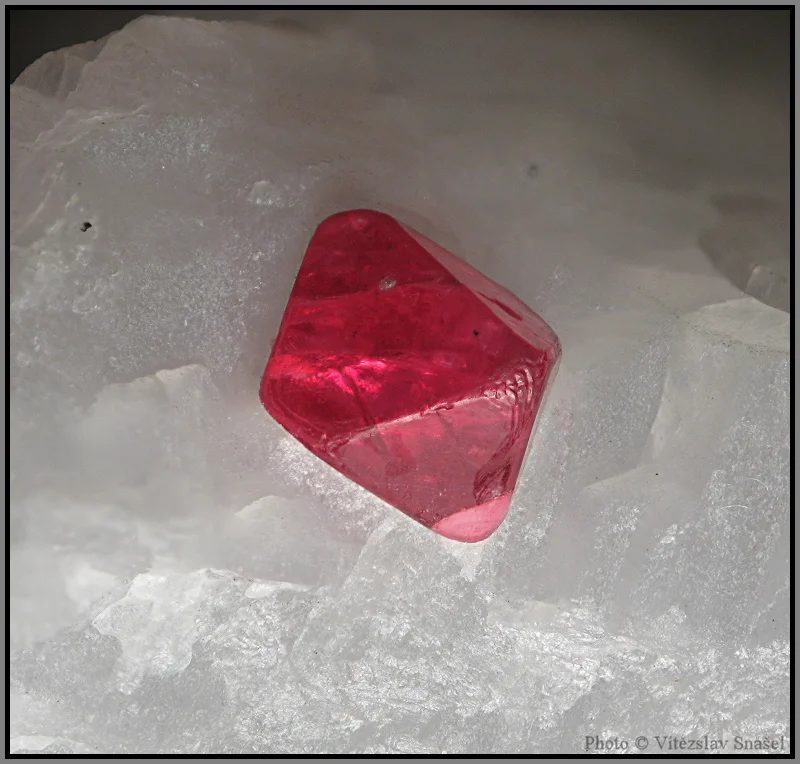 Fotografie minerálu Spinel z lokality Mogok, Myanmar
