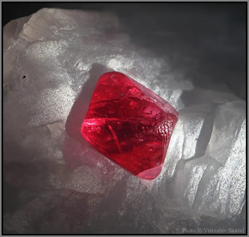 Fotografie minerálu Spinel z lokality Mogok, Myanmar