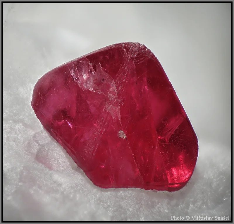 Fotografie minerálu Spinel z lokality Mogok, Myanmar