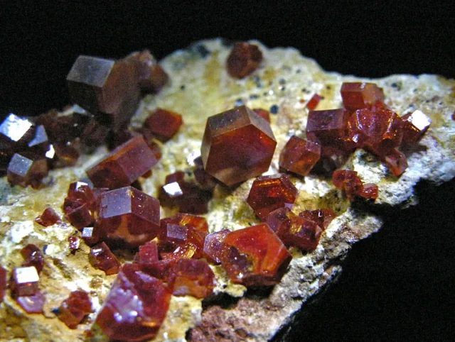 Fotografie minerálu Vanadinit z lokality Mibladen, Morocco