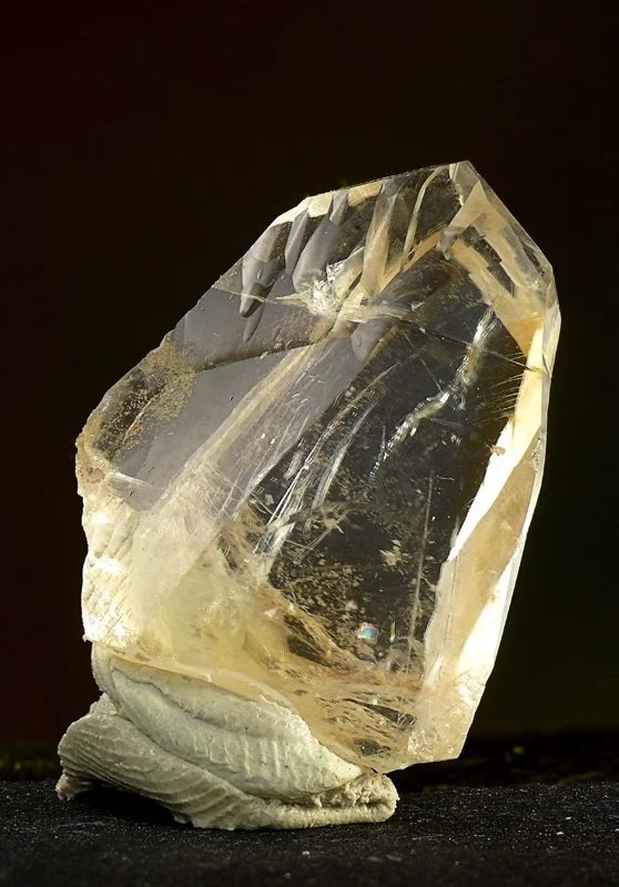 Fotografie minerálu Whewellit z lokality důl Ležáky, Most, Czech Republic