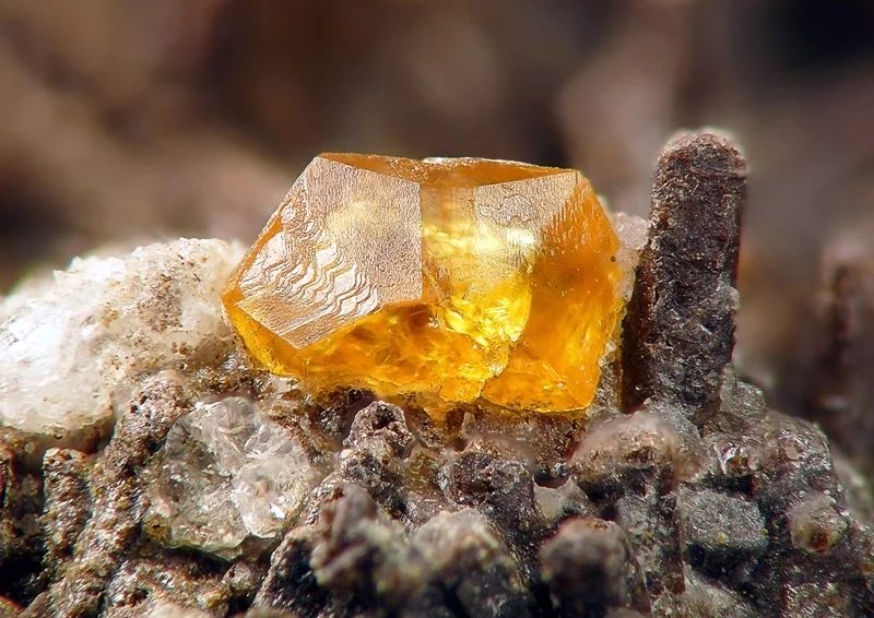 Fotografie minerálu Chabazit (var. fakolit) z lokality Lom Deblík, Libochovany, Czech Republic