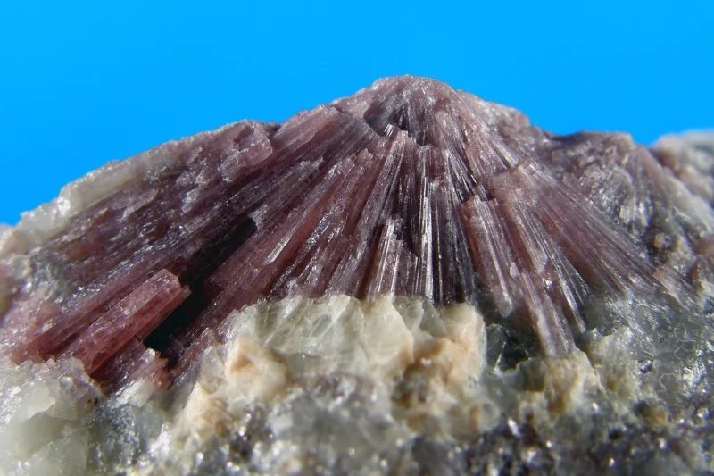 Fotografie minerálu Elbait (var. rubelit) z lokality Rožná, Czech Republic