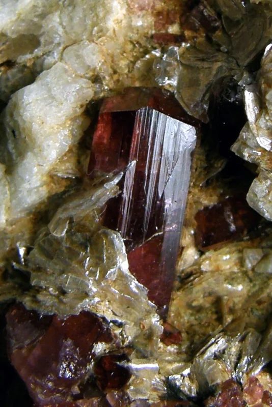 Fotografie minerálu Elbait (var. rubelit) z lokality Pikárec, Czech Republic