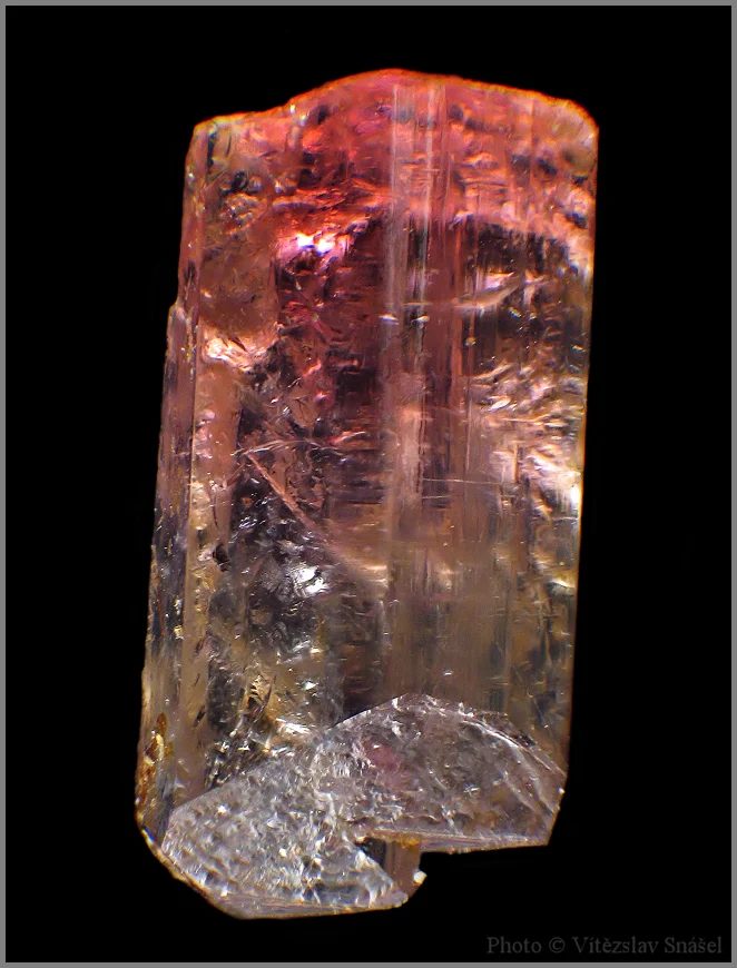 Fotografie minerálu Elbait (var. rubelit) z lokality Řečice, Czech Republic