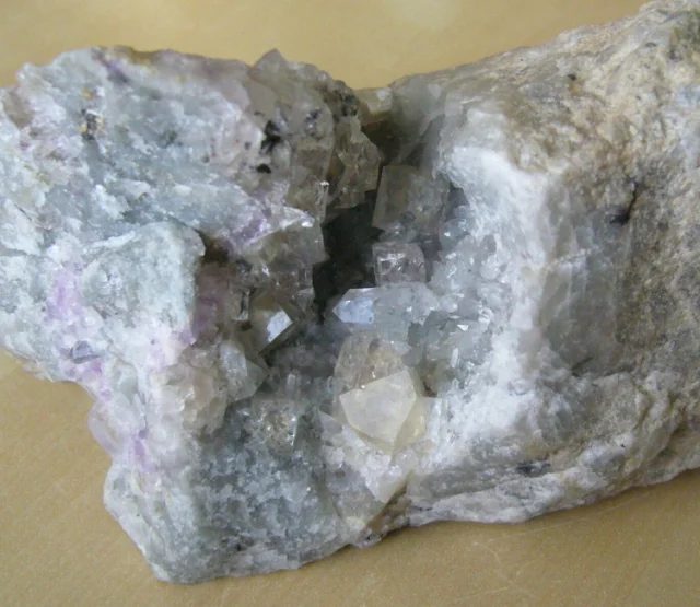 Fotografie minerálu Fluorit z lokality Krupka, Czech Republic