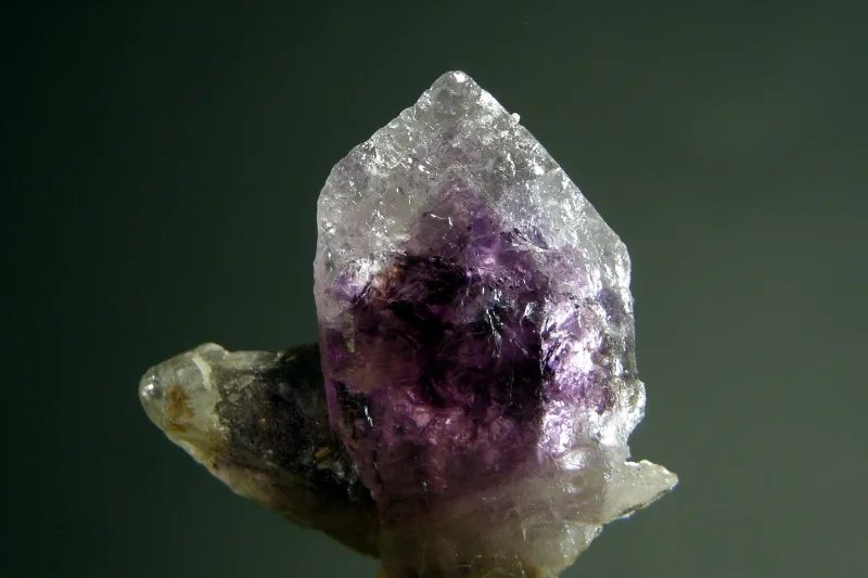 Fotografie minerálu Křemen (var. ametyst) z lokality Přílepov, Czech Republic