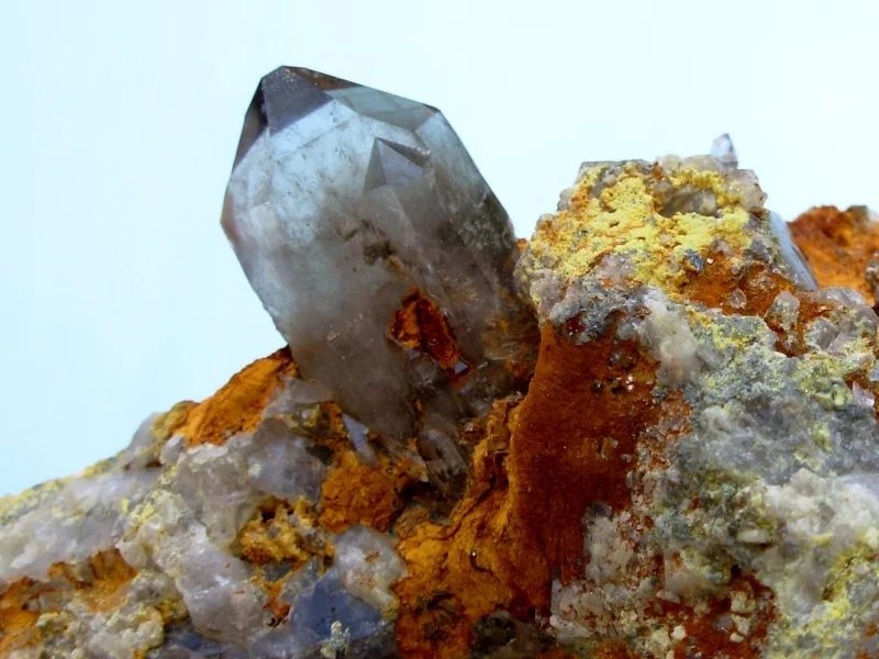 Fotografie minerálu Křemen (var. záhněda) z lokality Zinggenstock, Switzerland
