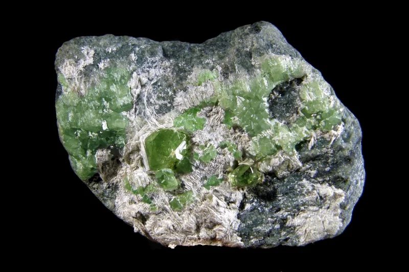 Fotografie minerálu Andradit (var. demantoid) z lokality Sferlun, Italy