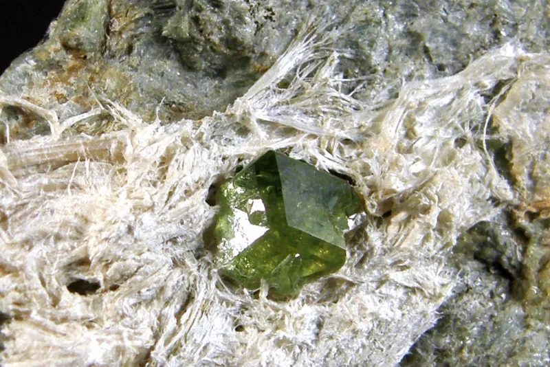 Fotografie minerálu Andradit (var. demantoid) z lokality Sferlun, Italy