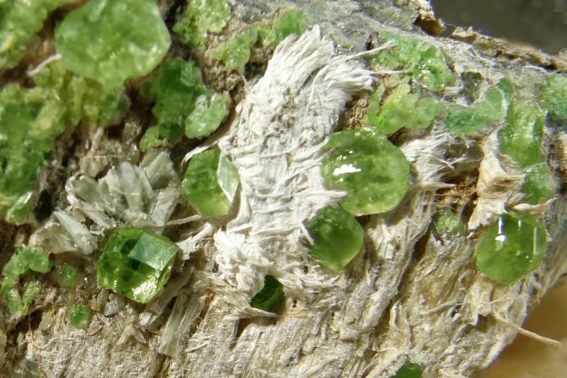 Fotografie minerálu Andradit (var. demantoid) z lokality Sferlun, Italy