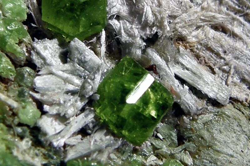 Fotografie minerálu Andradit (var. demantoid) z lokality Sferlun, Italy