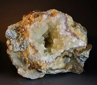 Fotografie minerálu Kalcit z lokality Stříbrná Skalice, Czech Republic