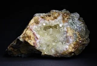 Fotografie minerálu Kalcit z lokality Stříbrná Skalice, Czech Republic