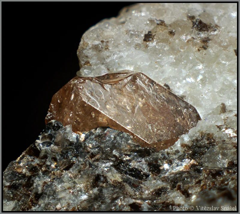 Fotografie minerálu Zirkon z lokality Plešovice, Czech Republic
