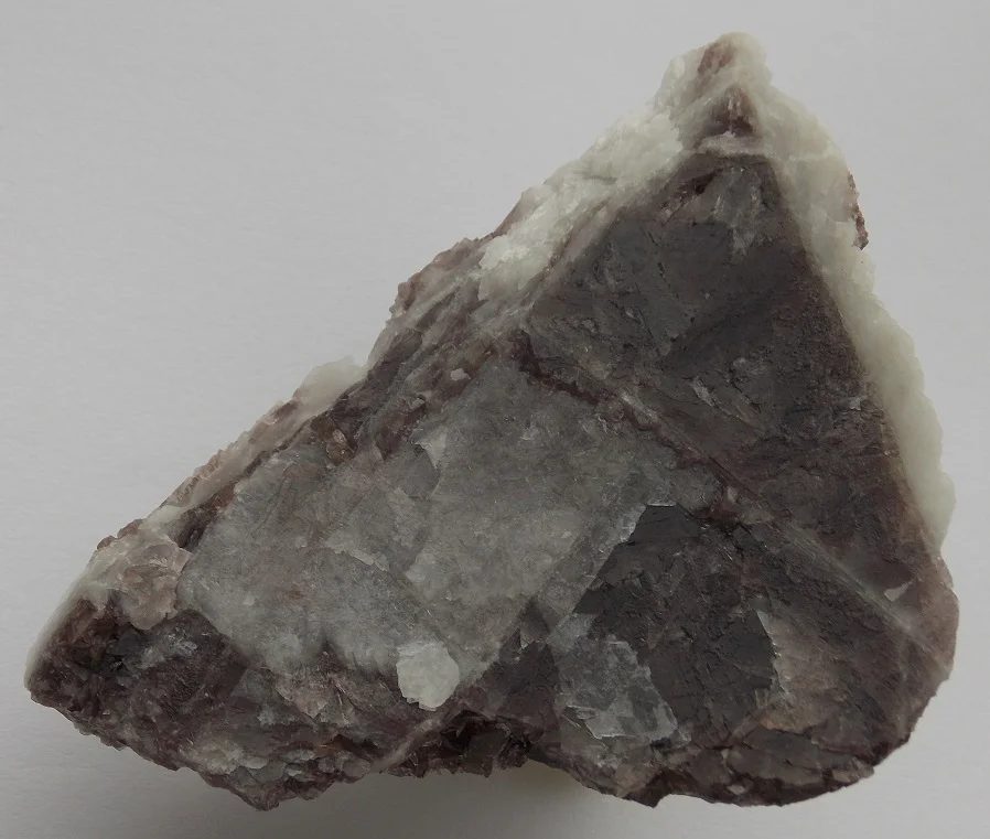 Fotografie minerálu Axinit-(Fe) z lokality Libodřice, Czech Republic