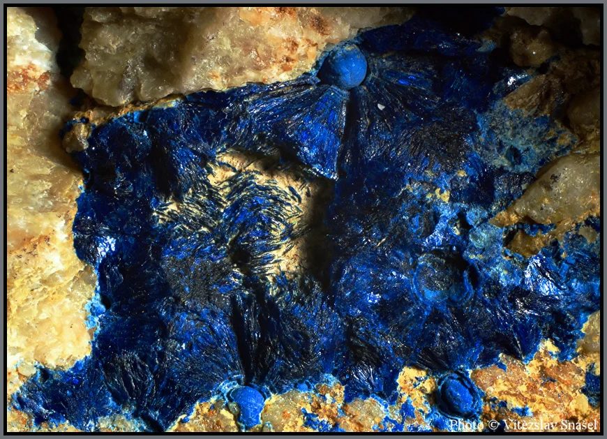 Fotografie minerálu Azurit z lokality Piesky u Španej Doliny, Slovakia