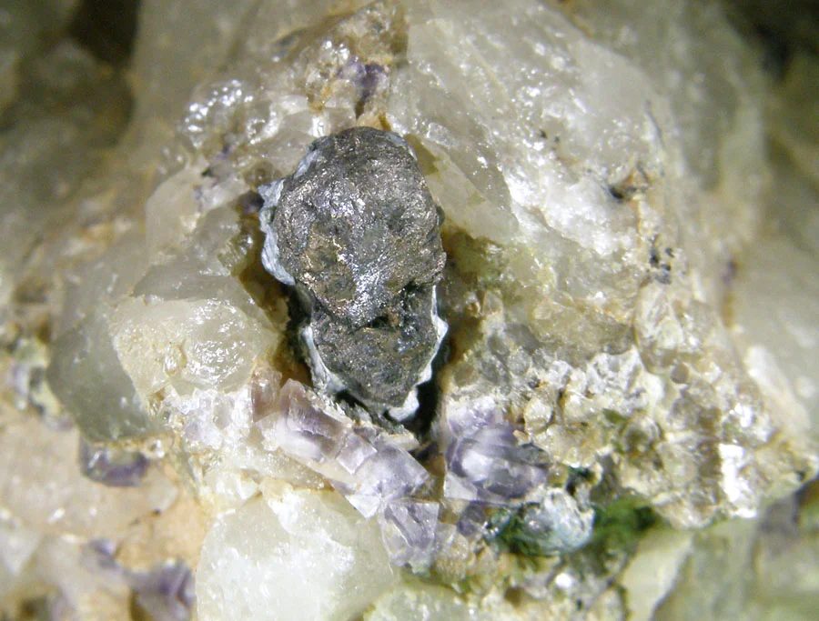 Fotografie minerálu Bizmut z lokality Krupka, Czech Republic