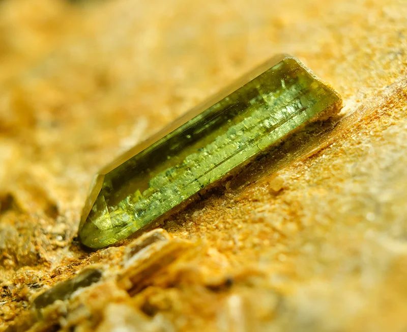 Fotografie minerálu Elbait (var. verdelit) z lokality Dolní Bory, Czech Republic