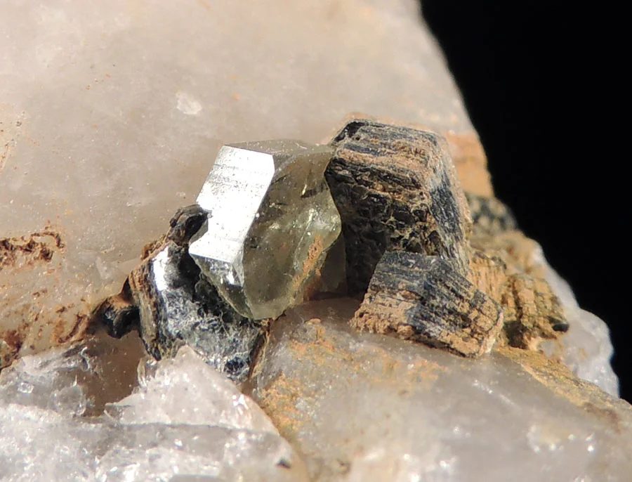 Fotografie minerálu Fluorapatit z lokality Krupka, Czech Republic