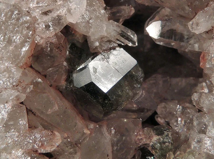Fotografie minerálu Fluorapatit z lokality Krupka, Czech Republic