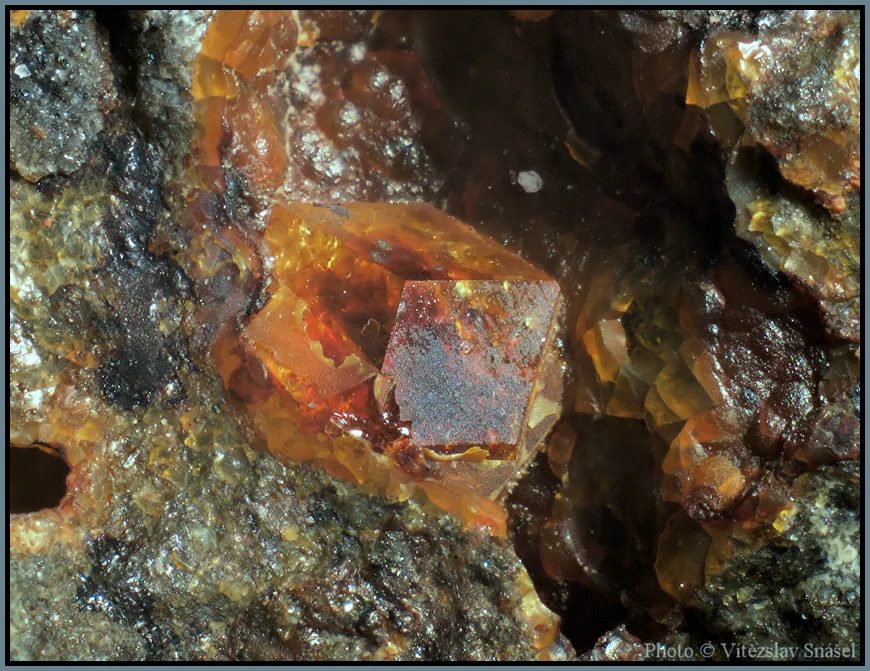 Fotografie minerálu Paulingit-(Ca) z lokality Vinařice, Czech Republic