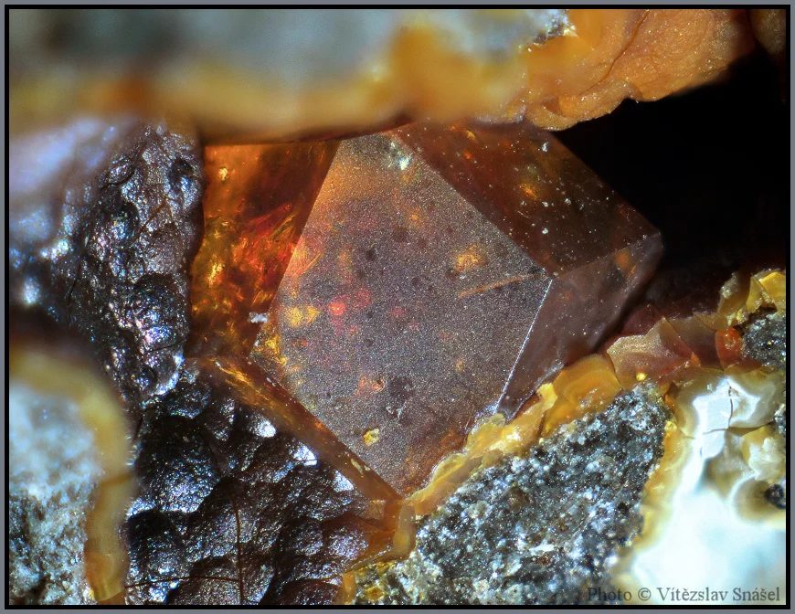 Fotografie minerálu Paulingit-(Ca) z lokality Vinařice, Czech Republic