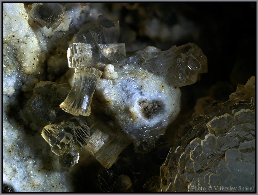 Fotografie minerálu Thomsonit-(Ca) z lokality Pustý vrch, Folknáře, Czech Republic