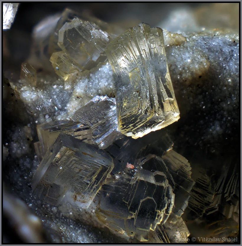 Fotografie minerálu Thomsonit-(Ca) z lokality Pustý vrch, Folknáře, Czech Republic