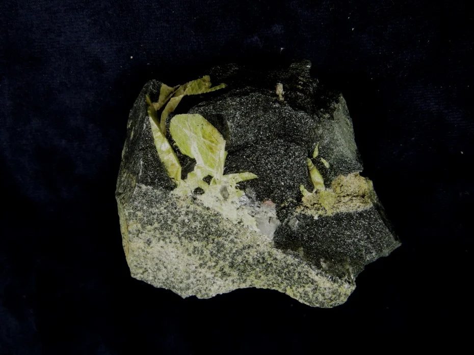 Fotografie minerálů Klinochlor, Titanit z lokality Křižanovice, Czech Republic