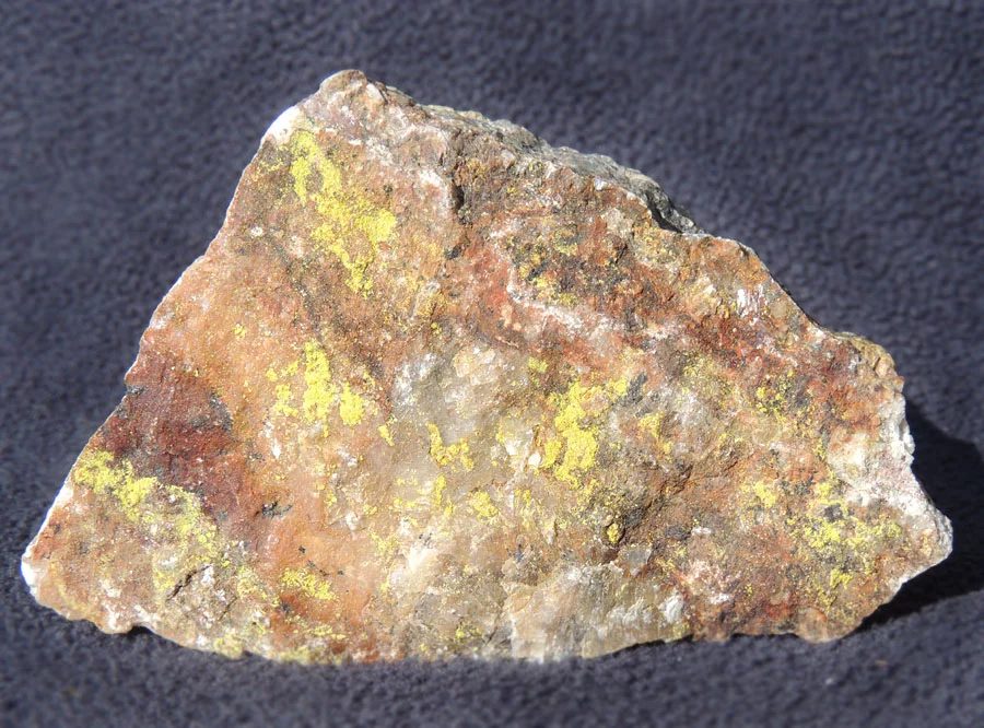 Fotografie minerálu ťujamunit z lokality Prachovice, Czech Republic