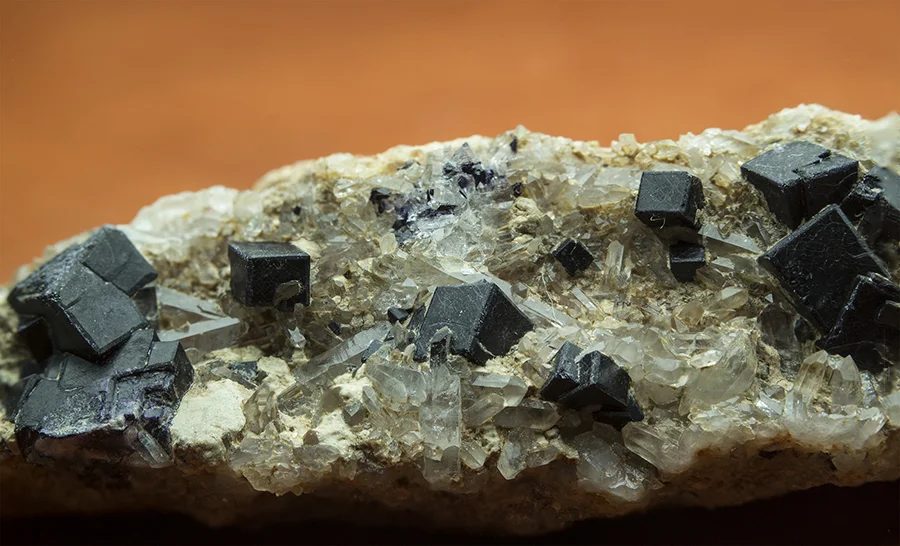 Fotografie minerálu Fluorit z lokality Nedvědice, Czech Republic