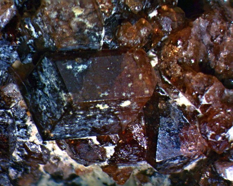 Fotografie minerálu Granát z lokality Mirošov, Czech Republic