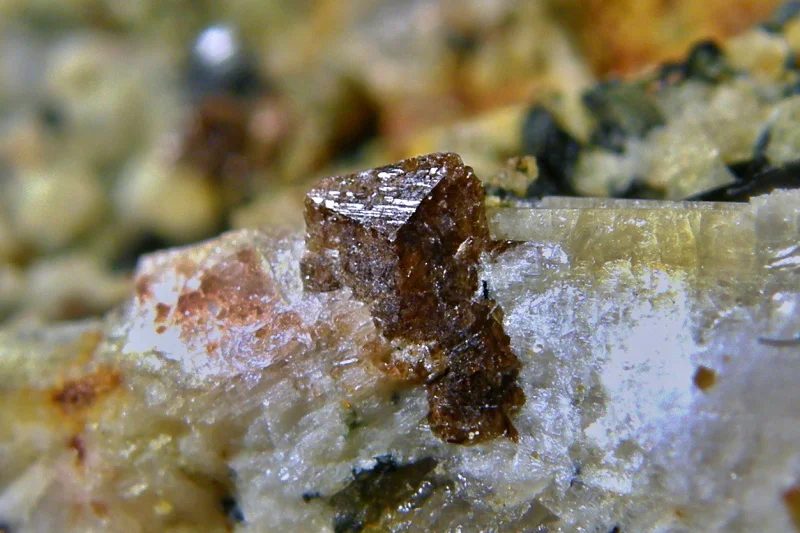 Fotografie minerálu Titanit z lokality Mirošov, Czech Republic