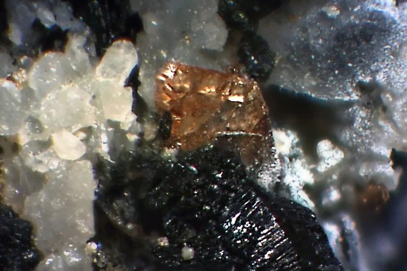 Fotografie minerálu Titanit z lokality Mirošov, Czech Republic