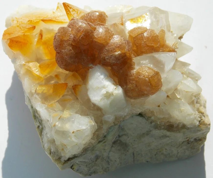 Fotografie minerálů Kalcit, Fluorit z lokality Štramberk, Czech Republic